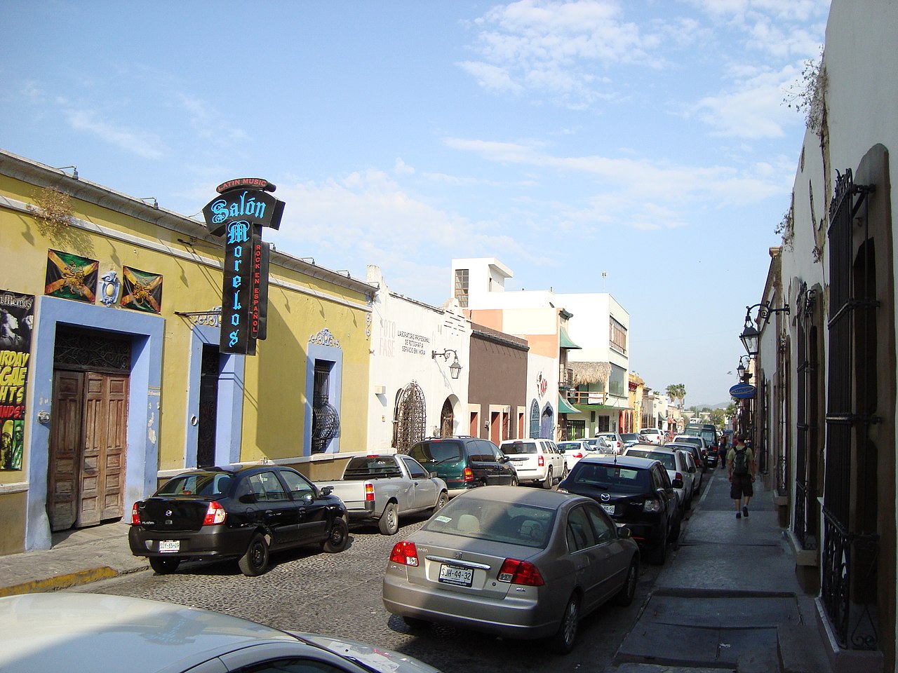 Calle del Barrio Antiguo de Monterrey con casonas coloniales restauradas