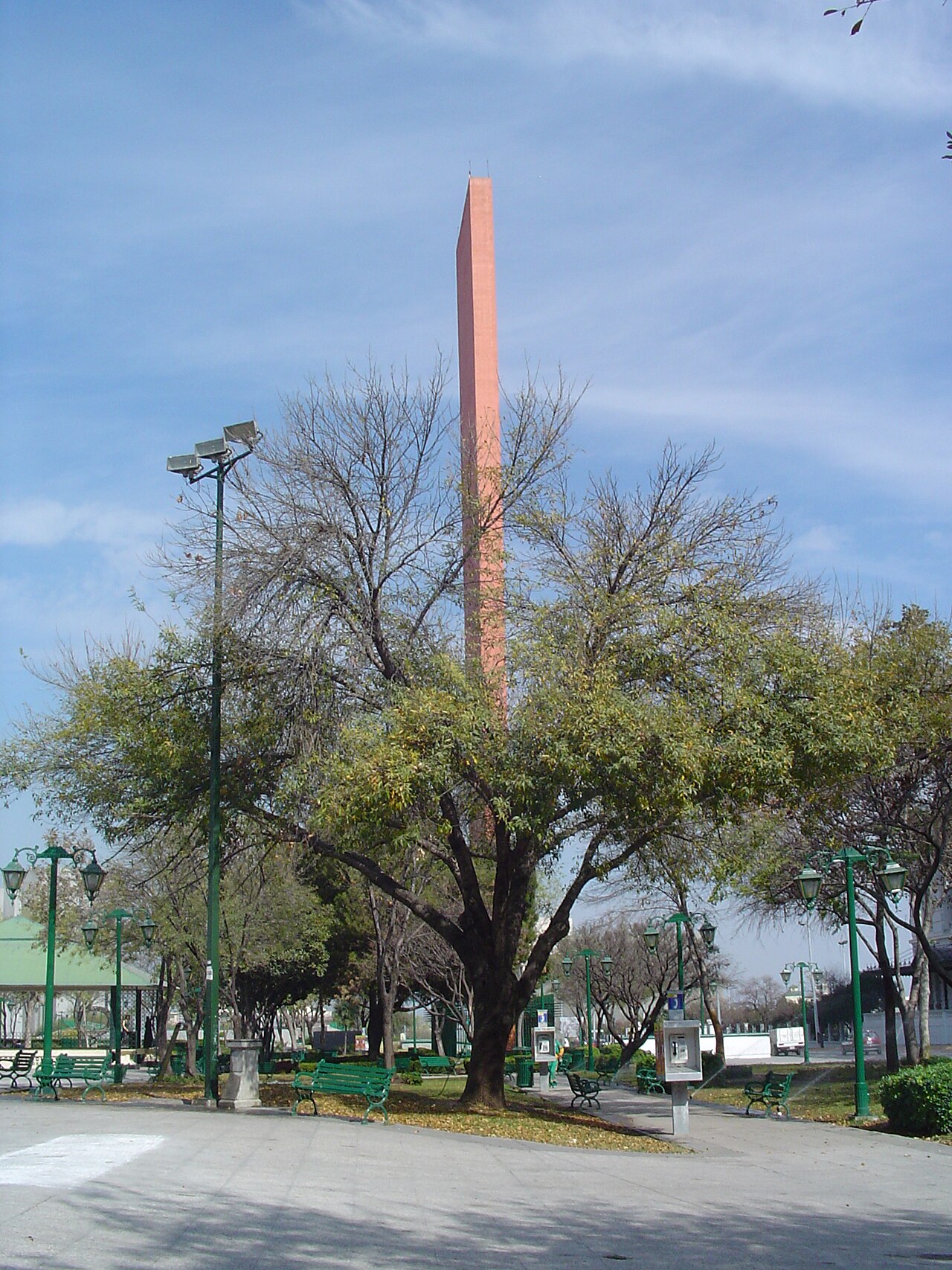 Faro del Comercio iluminado de noche, Monterrey