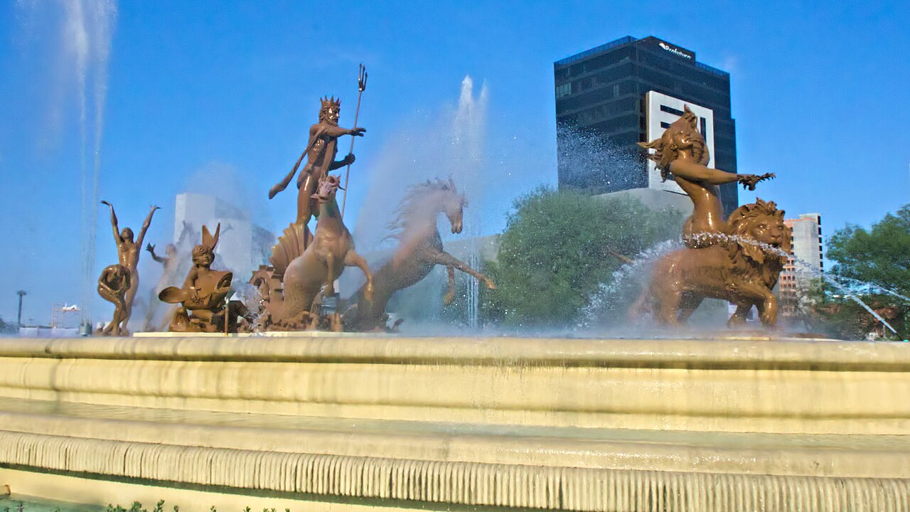 Fuente de Neptuno en la Macroplaza, donde estaba el Cine Elizondo