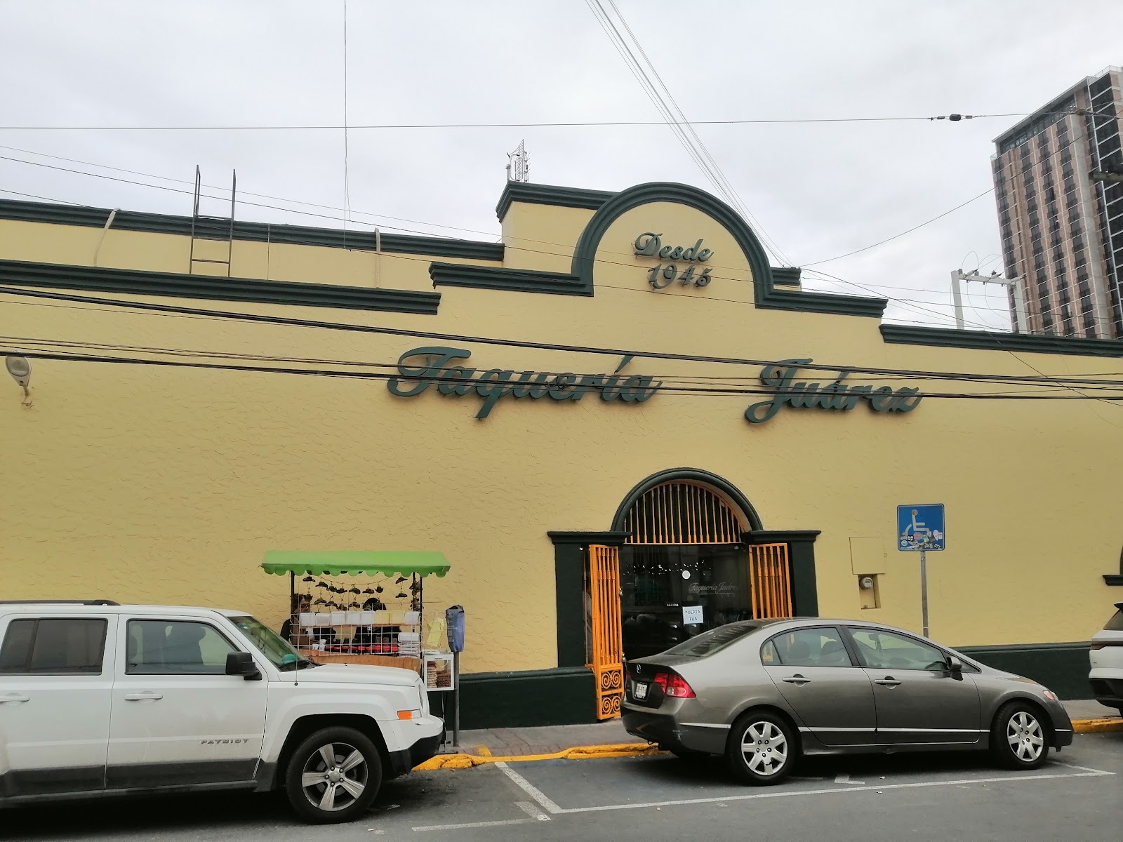 Fachada de Taquería Juárez, sirviendo desde 1948