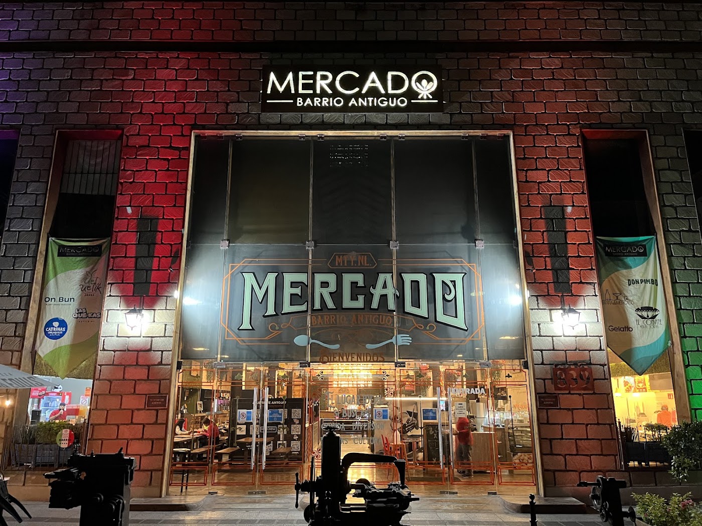 Entrada del Mercado Barrio Antiguo iluminada de noche
