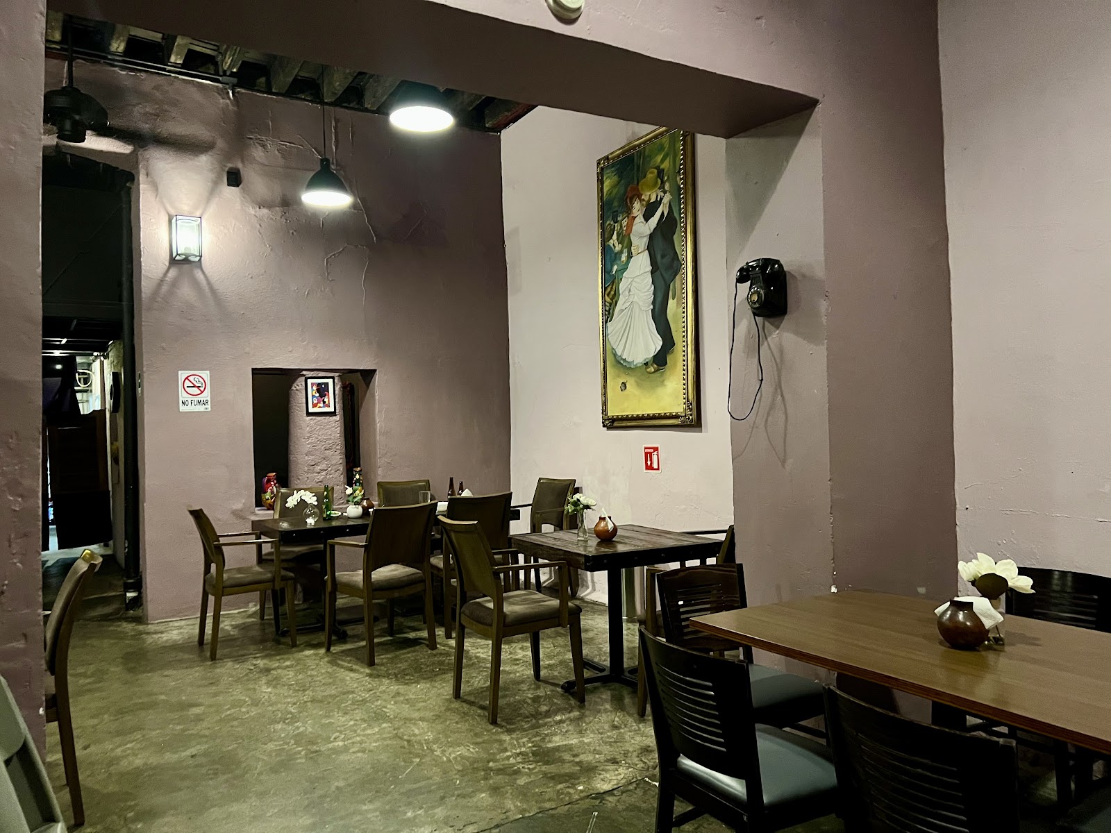 Interior de La Chunga en Barrio Antiguo, con cuadro de baile y ambiente nocturno