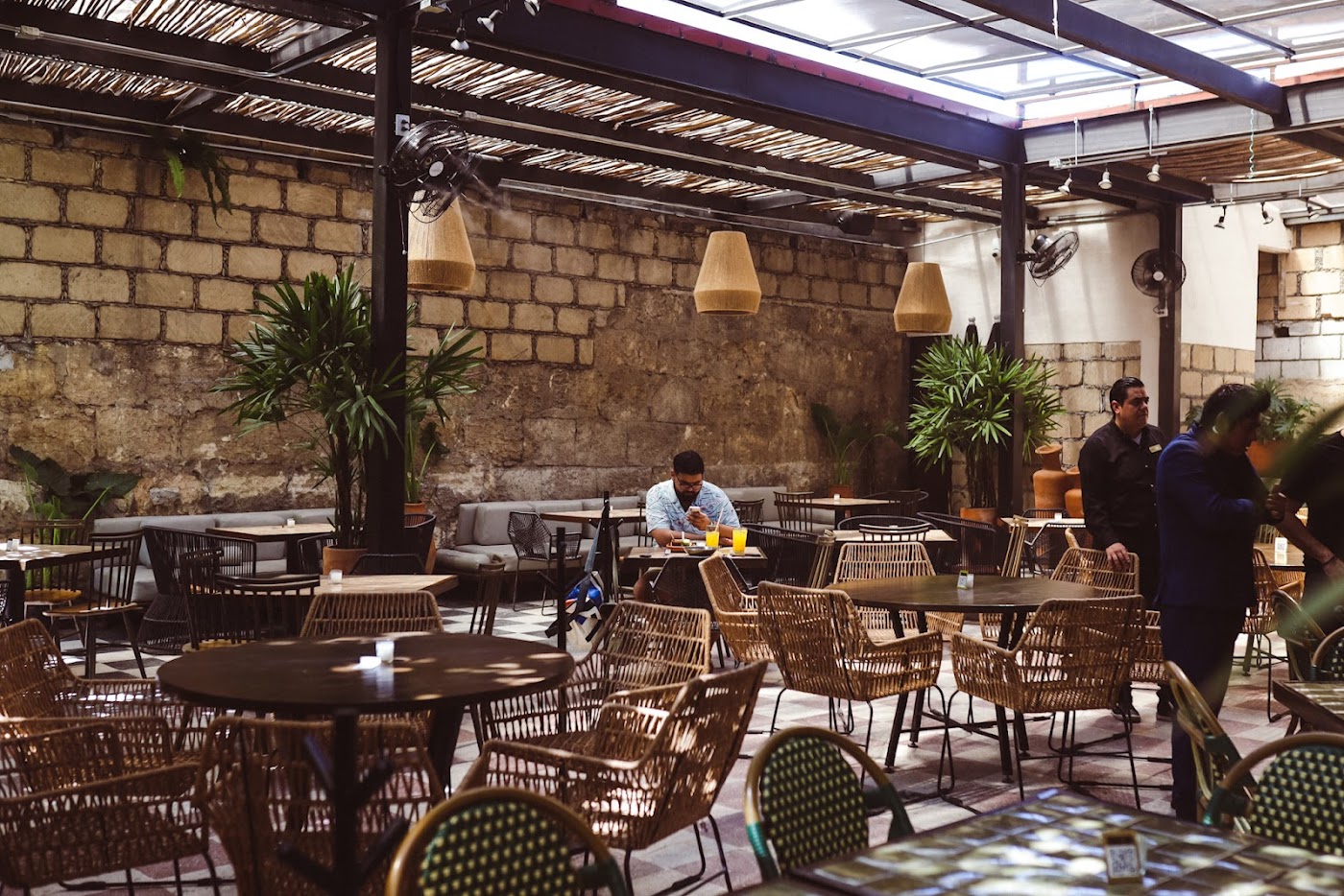 Interior de Jabalina en Barrio Antiguo, con muros de piedra y ambiente de cantina