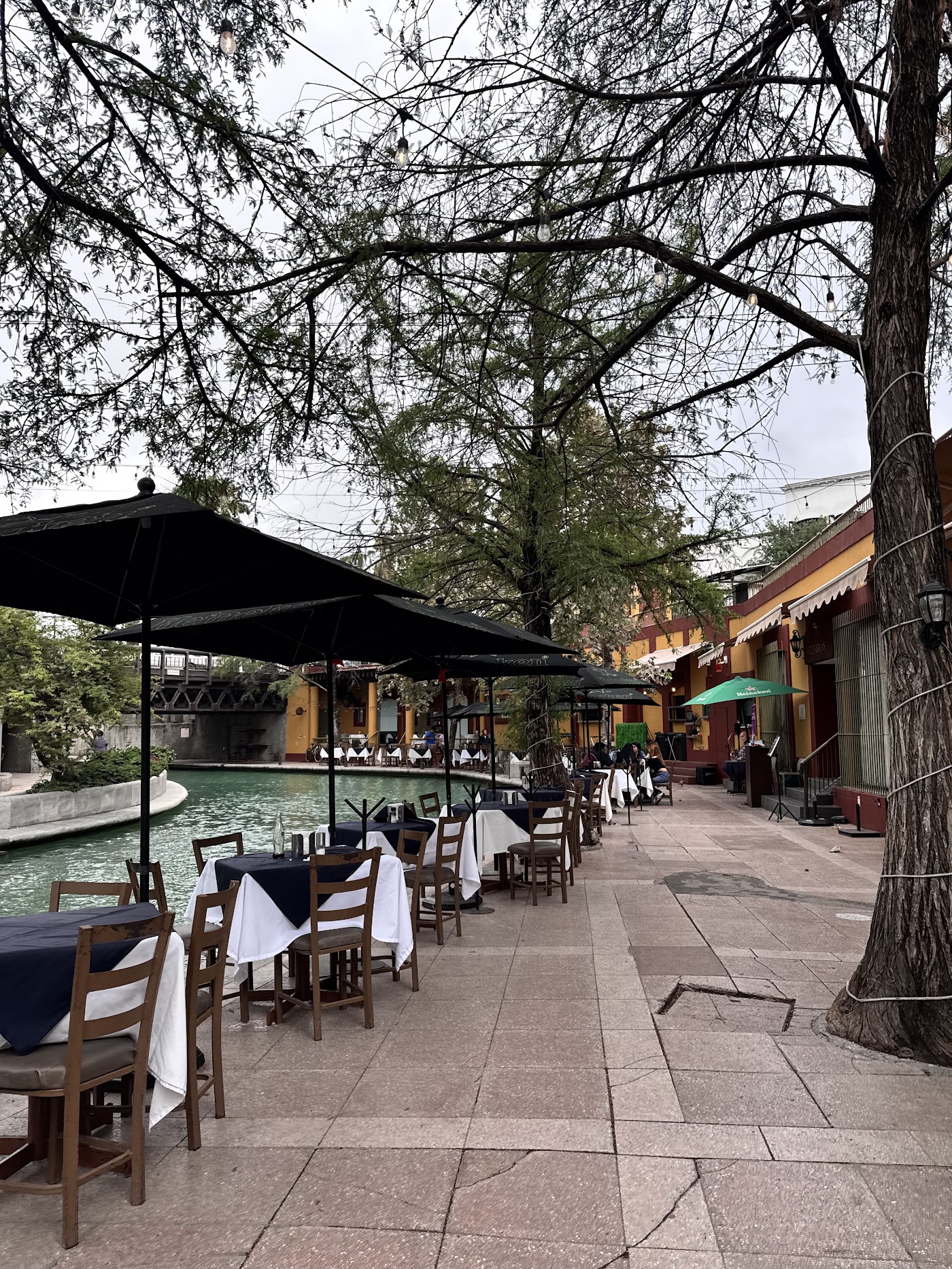Terraza de Tenerias junto al canal del Paseo Santa Lucía